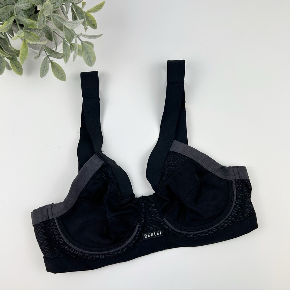 Berlei Shift Underwire Sports Bra Size 32B in Black
